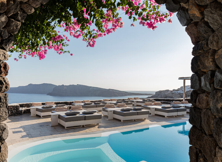 luxury-hotels-santorini-oia-canaves-suites