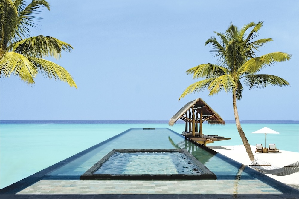 luxury-overwater-villa-reethi-rah
